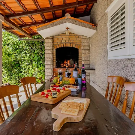 דירה Croatia With With Jacuzzi טרוגיר
