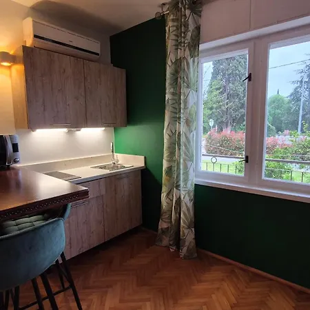 With Jacuzzi Apartment *