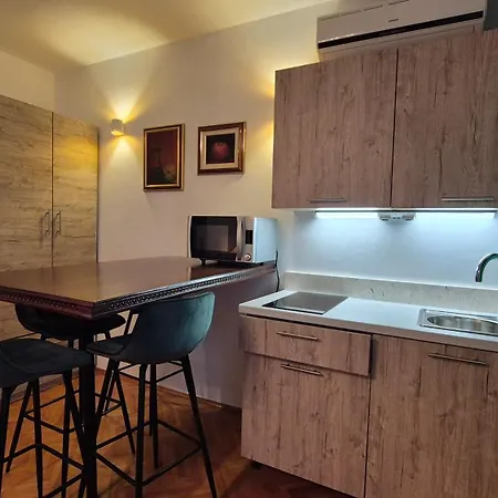 With Jacuzzi Apartment *
